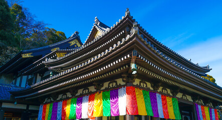 寺院の彩り旗