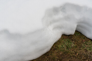 融けつつある、積もった雪
