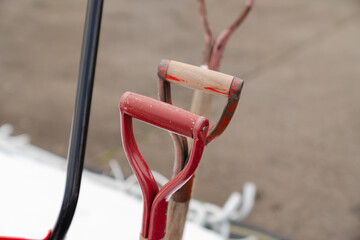 雪に刺さったスコップの手元