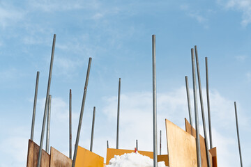 雪に刺さって青空に伸びる鉄パイプ