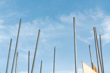 雪に刺さって青空に伸びる鉄パイプ
