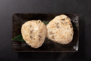 舞茸とツナのおにぎり