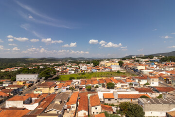 Fototapeta na wymiar panorâmica da cidade de Atibaia, estado de São Paulo, céu azul