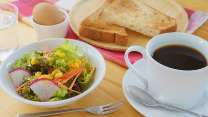 コーヒー・トースト・ゆで玉子・サラダのモーニングセット　イメージ