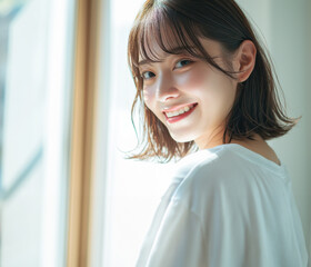 笑顔の若い女性