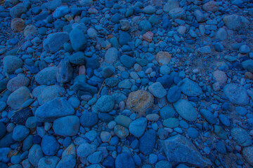川岸の青い石