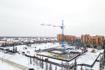 Fototapeta na wymiar the construction site of an apartment building in the winter from a height