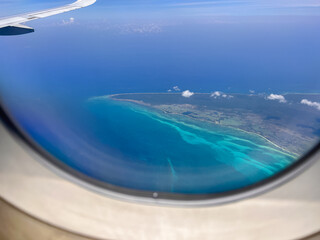 Vista aérea desde el avión del caribe Mexicano en Cancún vista desde el cielo agua azul turquesa viendo el océano desde la ventana hermoso paisaje