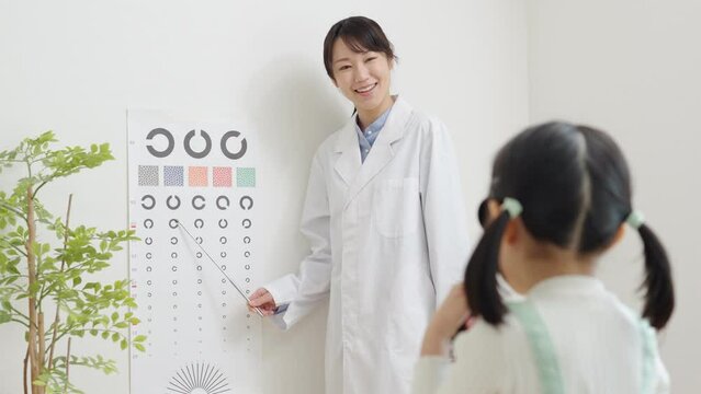 眼科で視力検査をする子供