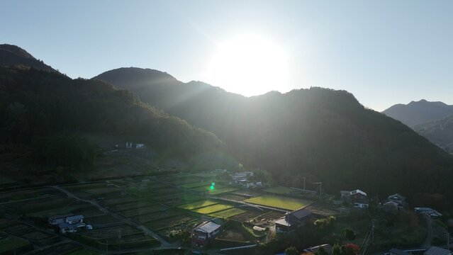 八重山、秋山地区の田園と太陽の光
