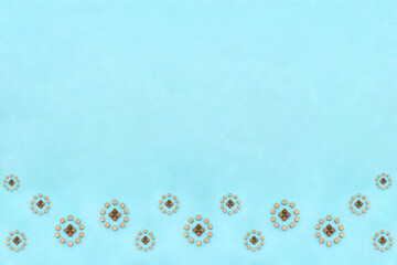 花のようなウッドキューブの丸いシンボルを散りばめ花畑をイメージした水色の背景