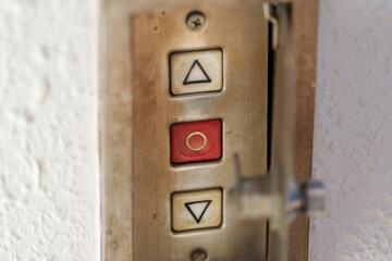 古いシャッターの昇降ボタン　丸と三角のスイッチ