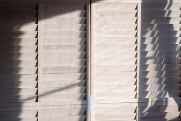 光と影　室内に差し込む日差しを受ける白い衝立