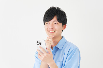 スマートフォンを持って想像する男性　白背景