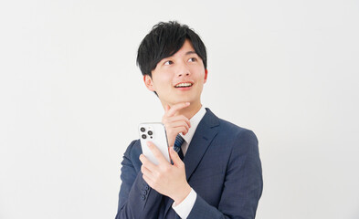 スマートフォンを持って想像するビジネスマン　白背景