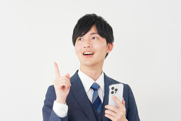 スマートフォンを持ってひらめくビジネスマン　白背景