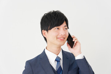スマートフォンで電話するビジネスマン　白背景
