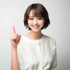 おすすめする笑顔のかわいい女性