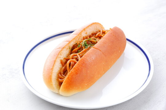 焼きそばパン」の写真素材 | 3,785件の無料イラスト画像 | Adobe