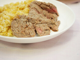 牛ステーキとバガーリック・バターライス