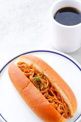 ソース焼きそばパンとコーヒーのお昼ごはん
