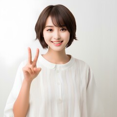 ピースする笑顔のかわいい女性