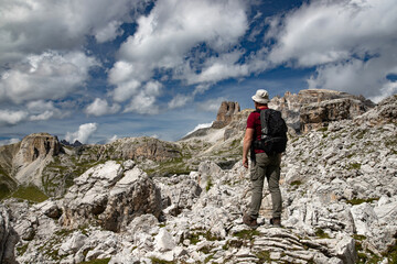Obraz premium Stunning view of a tourist enjoying the view in the Tre Cime Di Lavaredo National park, Dolomites, Italy.