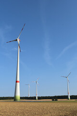 Windkraft, Windräder,  Feldlandschaft