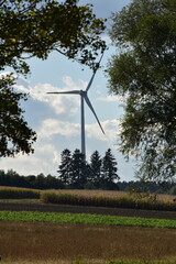 Windkraft, Windrad,  Feld- und Waldlandschaft, Herbst