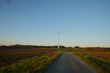 Windkraft, Windrad,  Feldlandschaft im Herbst