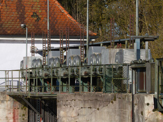 Wasserkraftwerk Kranzberg, Wehranlage, Schleusen