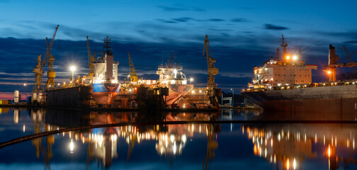 Fototapeta na wymiar Ship repair at the ship repair yard at night