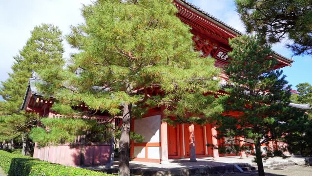 京都　大徳寺の三門と参道