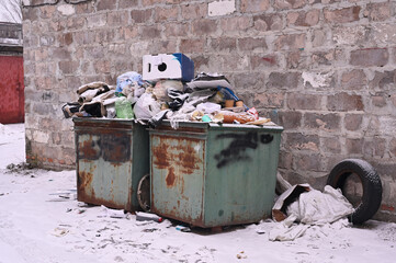 Garbage cans are overflowing with garbage