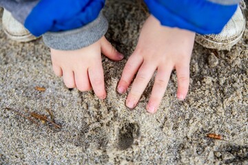 les mains d'enfant dans le sable