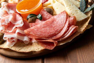 Piatto con prodotti tipici della gastronomia italiana: salame, prosciutto crudo e pecorino romano 