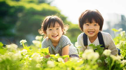 子どもと自然、野原で遊ぶ日本人の男の子と女の子