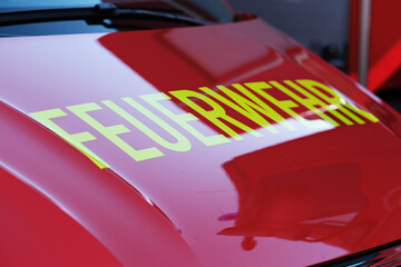 Feuerwehr, Beschriftung auf einem Einsatzfahrzeug