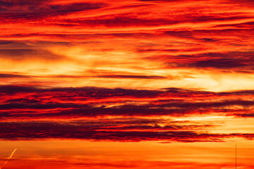 Il sorgere del sole colora il cielo di rosso