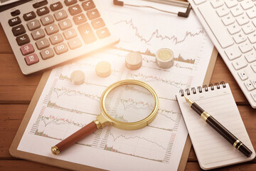 On the stock market chart are various office supplies used for research and investment.The meaning...
