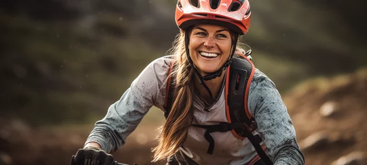 Tuinposter Lachende junge Frau mit Helm beim Mountainbiken, Frau auf Fahrrad beim Downhill © GreenOptix
