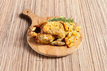 pollo, allo, spiedo, patate, forno, croccante, vassoio, legno, tavolo, venature, marrone, giallo,...