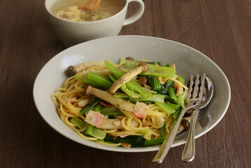 小松菜とベーコンとシメジのパスタ