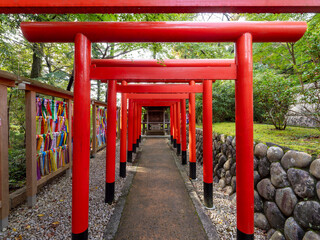 法多山尊永寺境内に建つ二葉神社の鳥居
