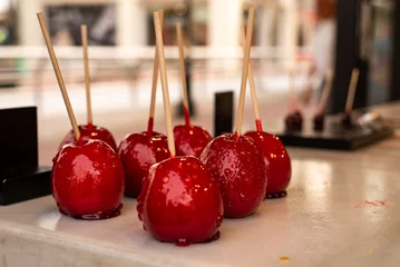 Crédence de cuisine en verre imprimé les îles Canaries glazed red icing apples on a stick snack sweet candy fruit shop tasty food street food