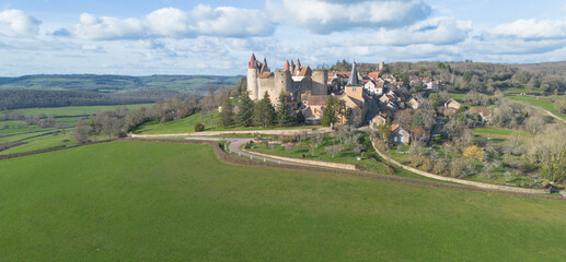 Châteauneuf et sa forteresse veillent toujours sur les coteaux de l’Auxois et le Canal de Bourgogne. Perché sur son éperon rocheux, ce village est classé plus beau village de France - obrazy, fototapety, plakaty