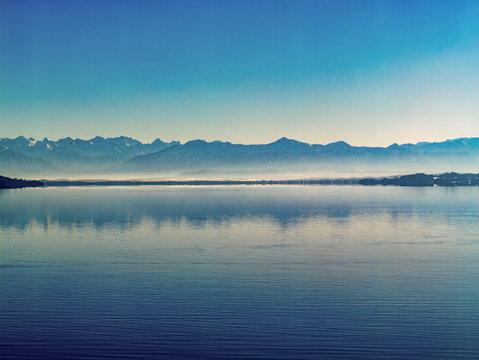 Blick vom Ufer des Starnberger Sees in s&uuml;dlicher Richtung auf die Bergkette der Alpen