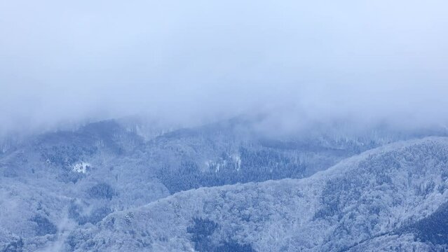 山の頂上に降った雪　雲の動き　冬　イメージ