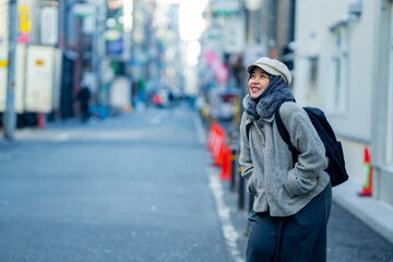 Obraz premium travel, Muslim travel, Muslim female tourist Walking tour of the city, city view, traveling in Japan Tokyo. with fun She is traveling in the city area.