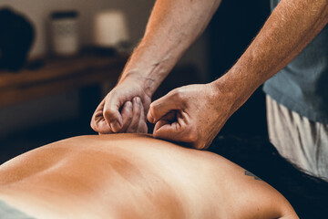 Obraz na płótnie Canvas Homme praticien massant une patiente grâce à des techniques de kiné et de manipulation énergétique du corps et de l'esprit